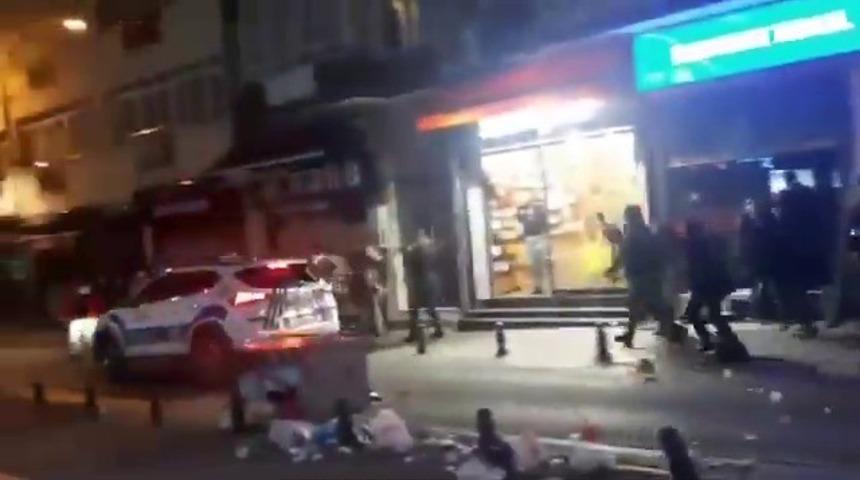 Kadıköy’de polis araçlarına böyle saldırdılar