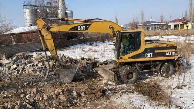 Iğdır Belediyesi metruk bina yıkımlarını sürdürüyor