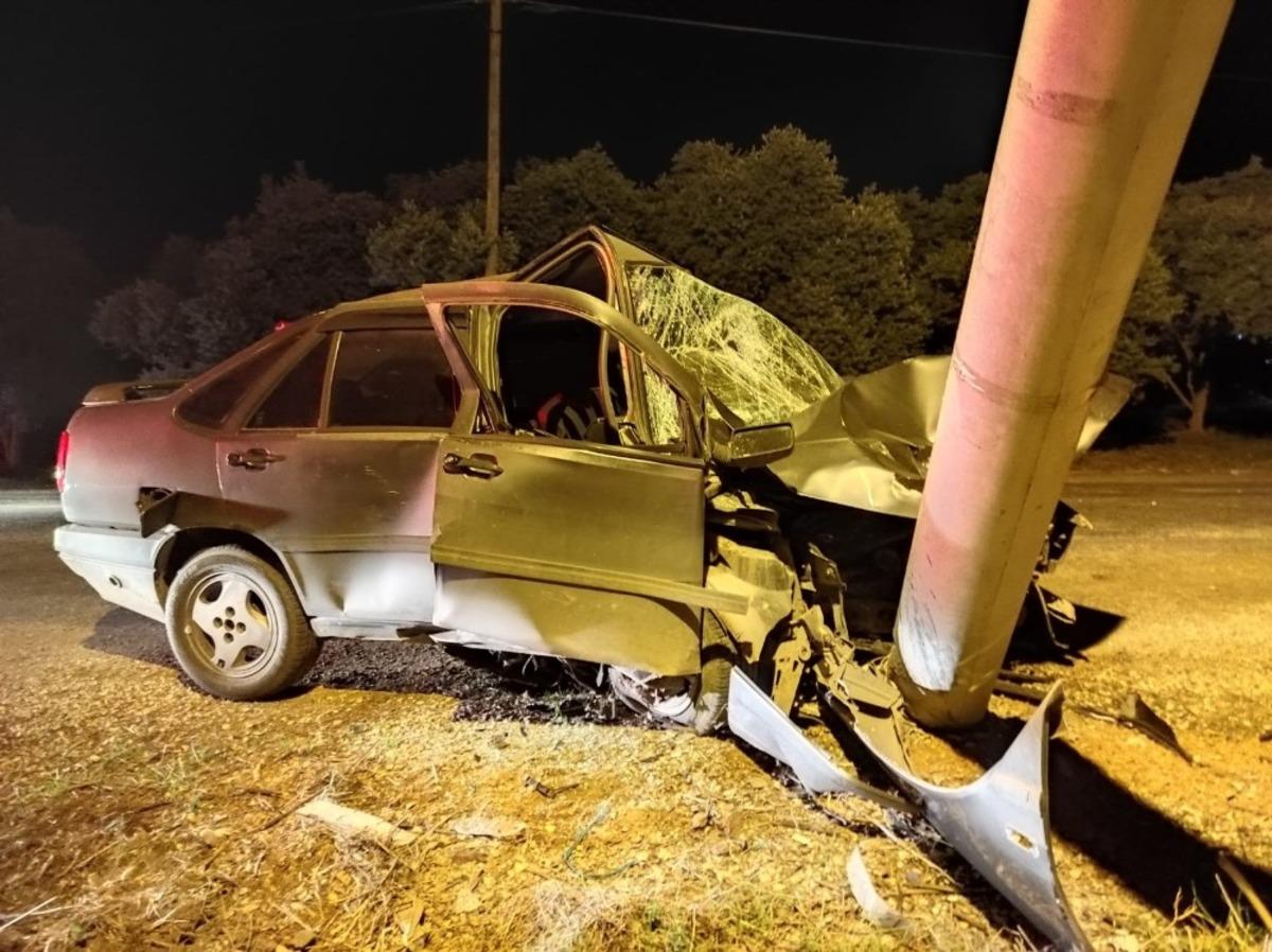 Otomobil aydınlatma direğine &ccedil;arptı: 1 yaralı