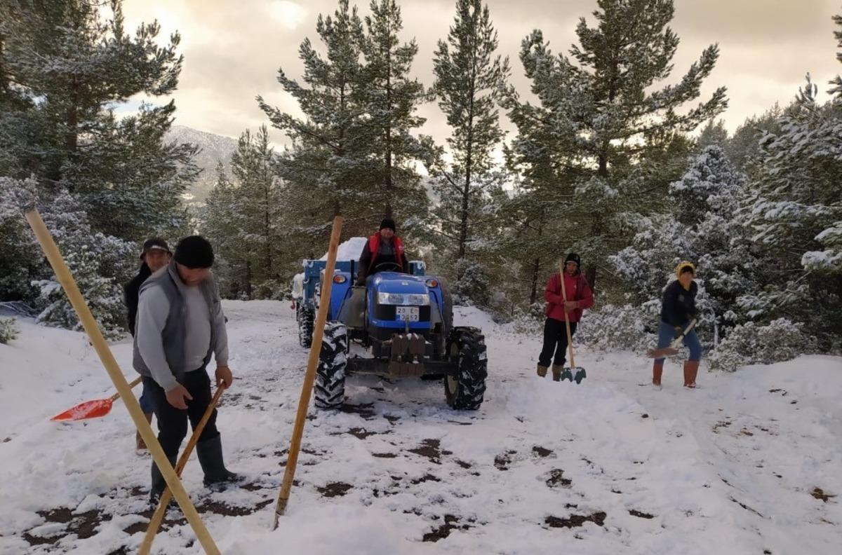 Kar kuyuları şerbet i&ccedil;in dolduruluyor