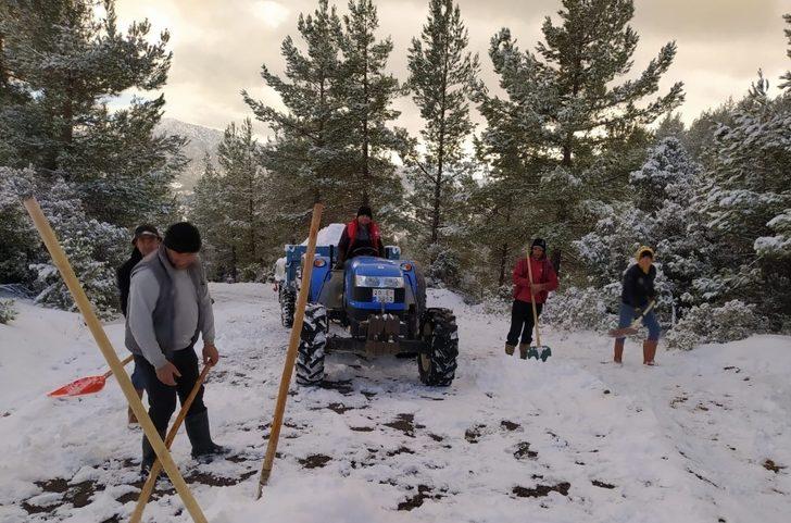 Kar kuyuları şerbet için dolduruluyor G1