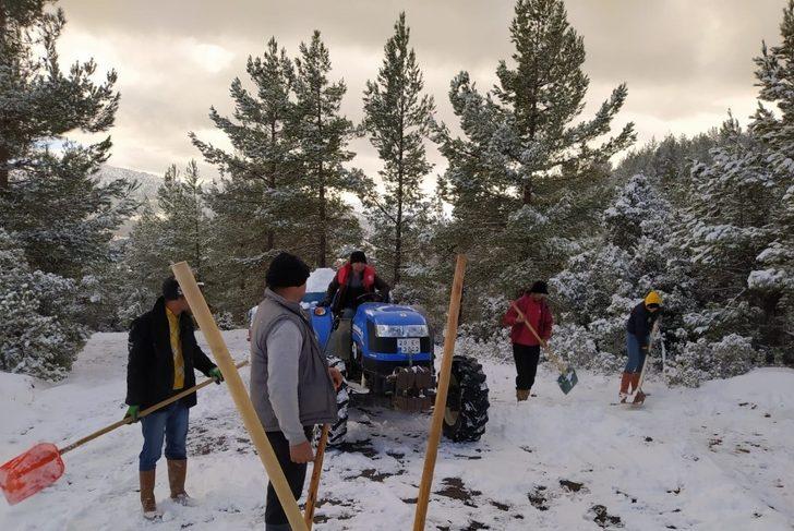 Kar kuyuları şerbet için dolduruluyor G3