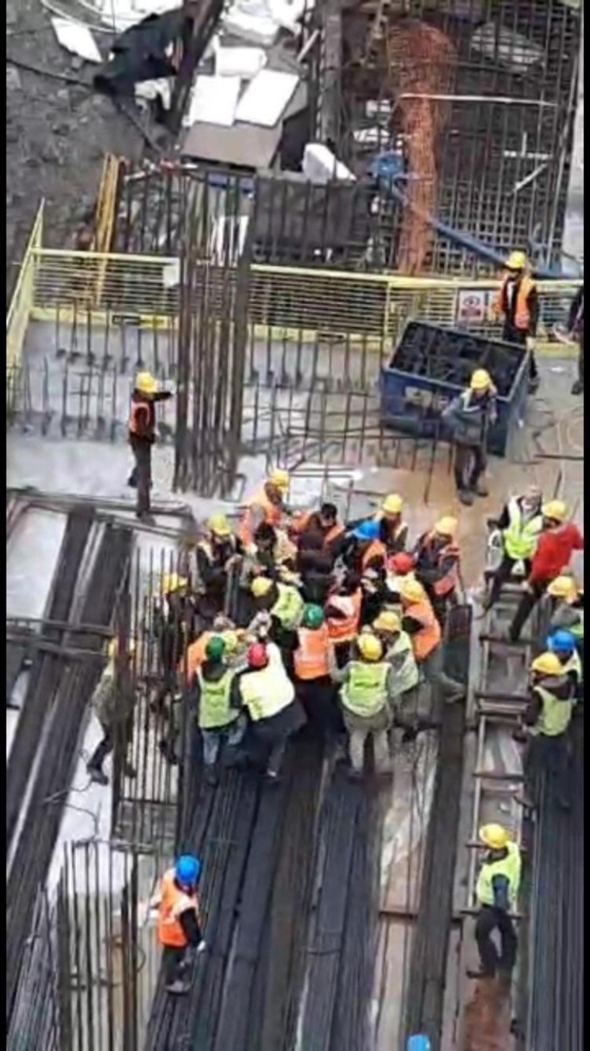 (&Ouml;zel) Ataşehir&rsquo;de inşaat iş&ccedil;ileri arasındaki meydan dayağı kamerada