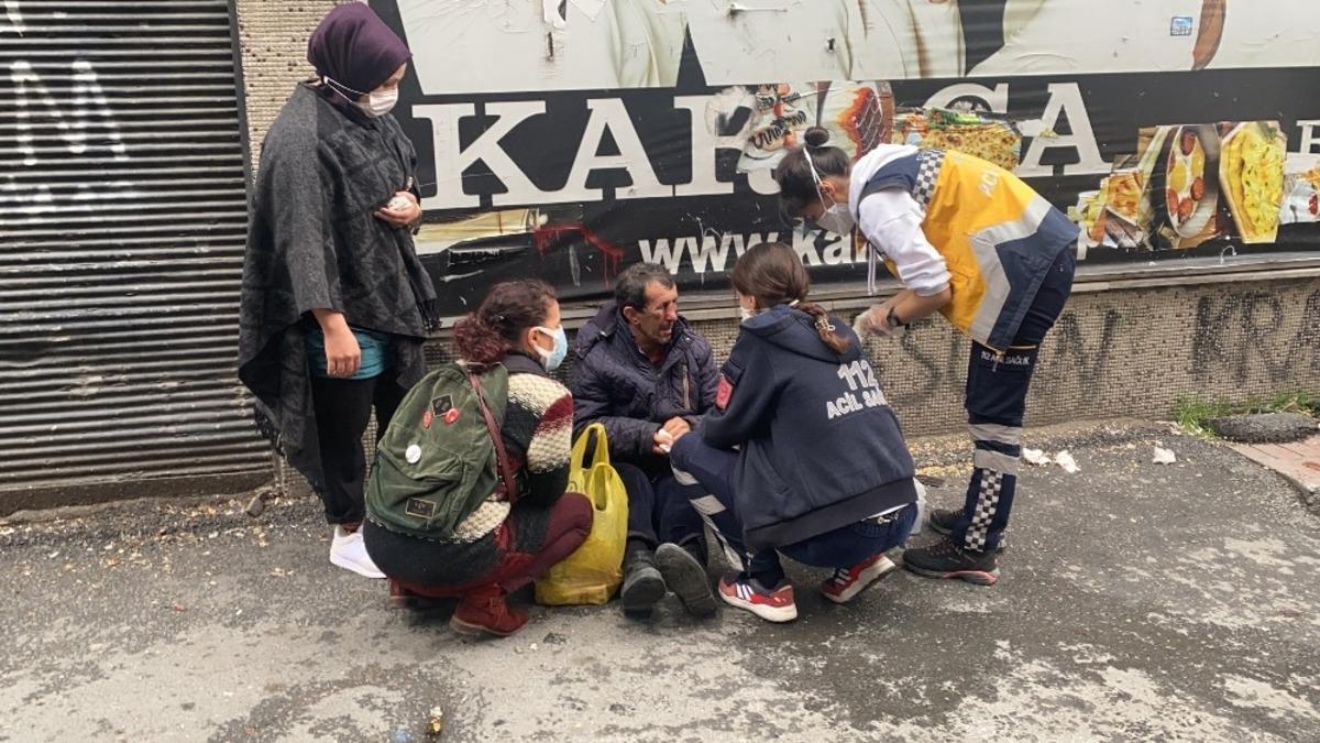 (&Ouml;zel) Beyoğlu&rsquo;nda darp dehşeti: Yaşlı adamı sokak ortasında d&ouml;v&uuml;p ka&ccedil;tı