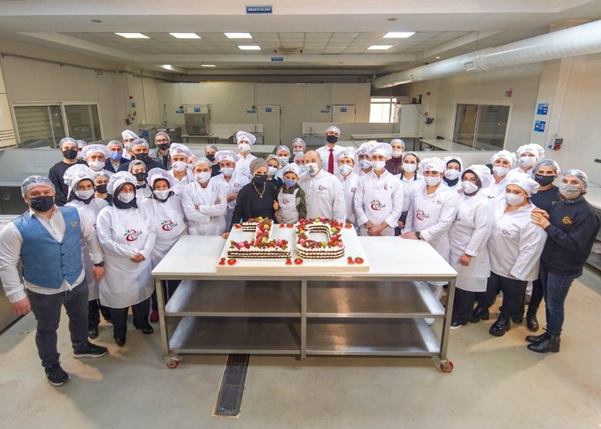 Sağlık &ccedil;alışanları ile pastalı kutlama