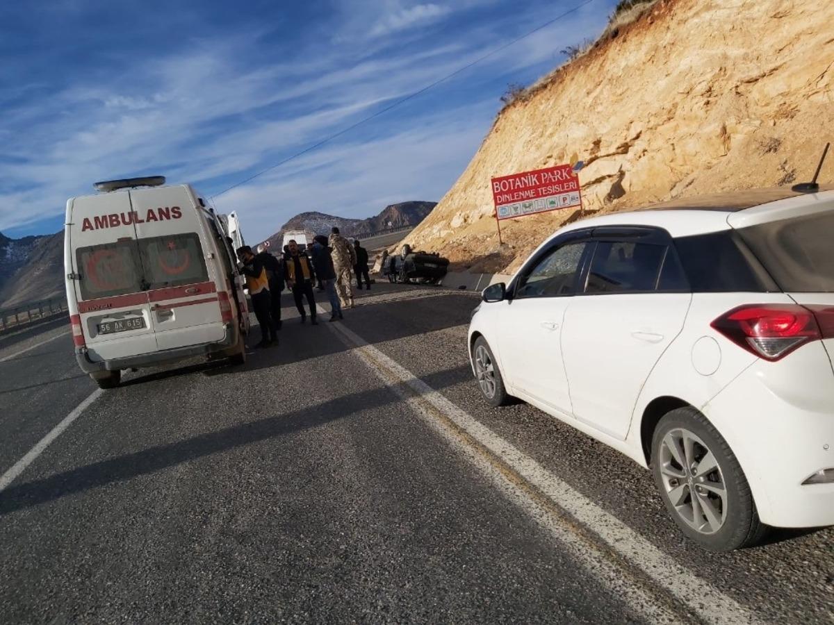 Siirt&rsquo;te lastiği patlayan ara&ccedil; takla attı: 2&rsquo;si ağır 5 yaralı
