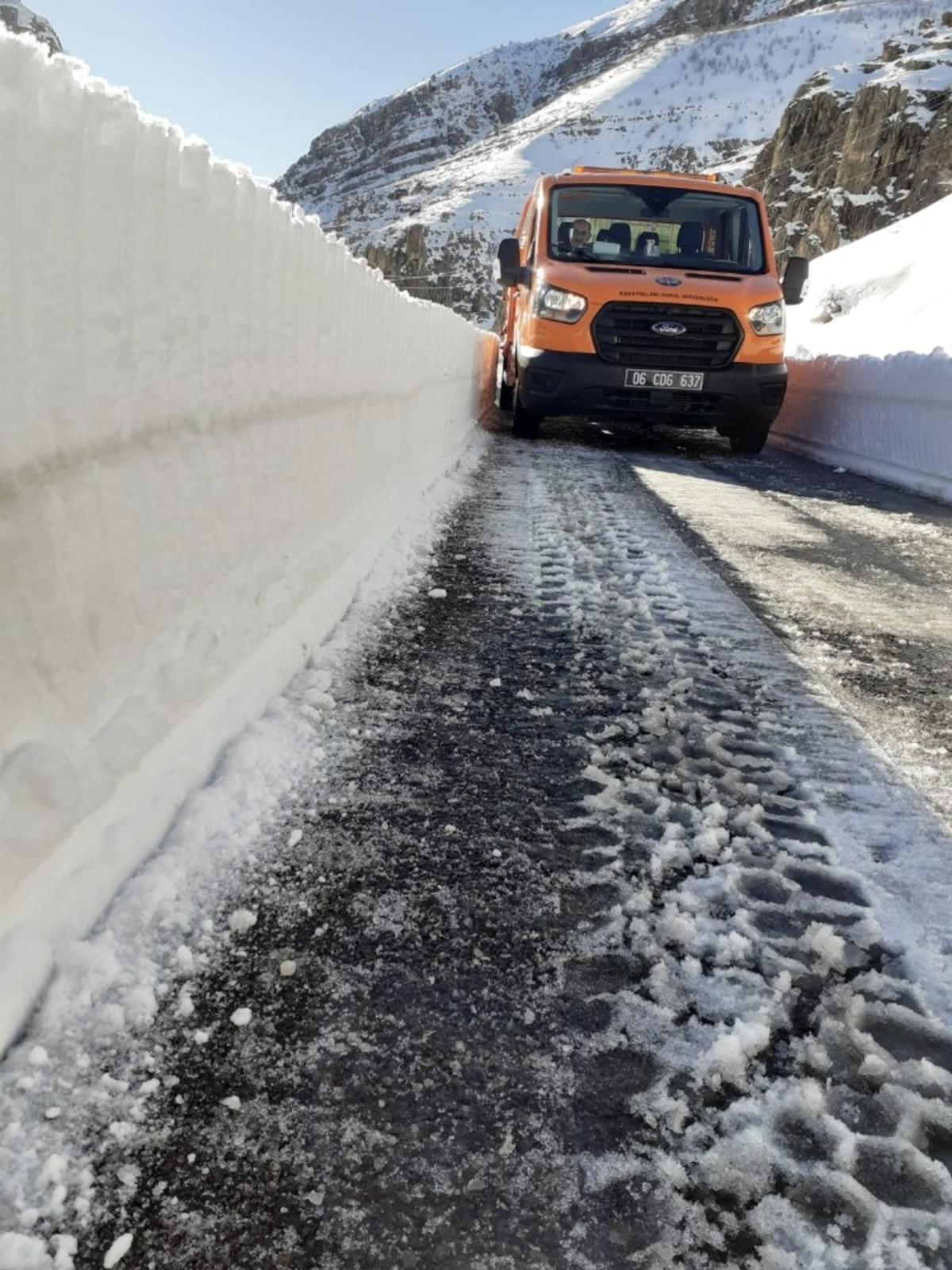 Şırnak&rsquo;ta kardan kapanan k&ouml;y yolları ulaşıma a&ccedil;ıldı