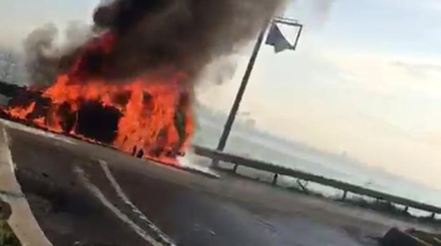 TEM yan yolda otomobil alev alev yandı