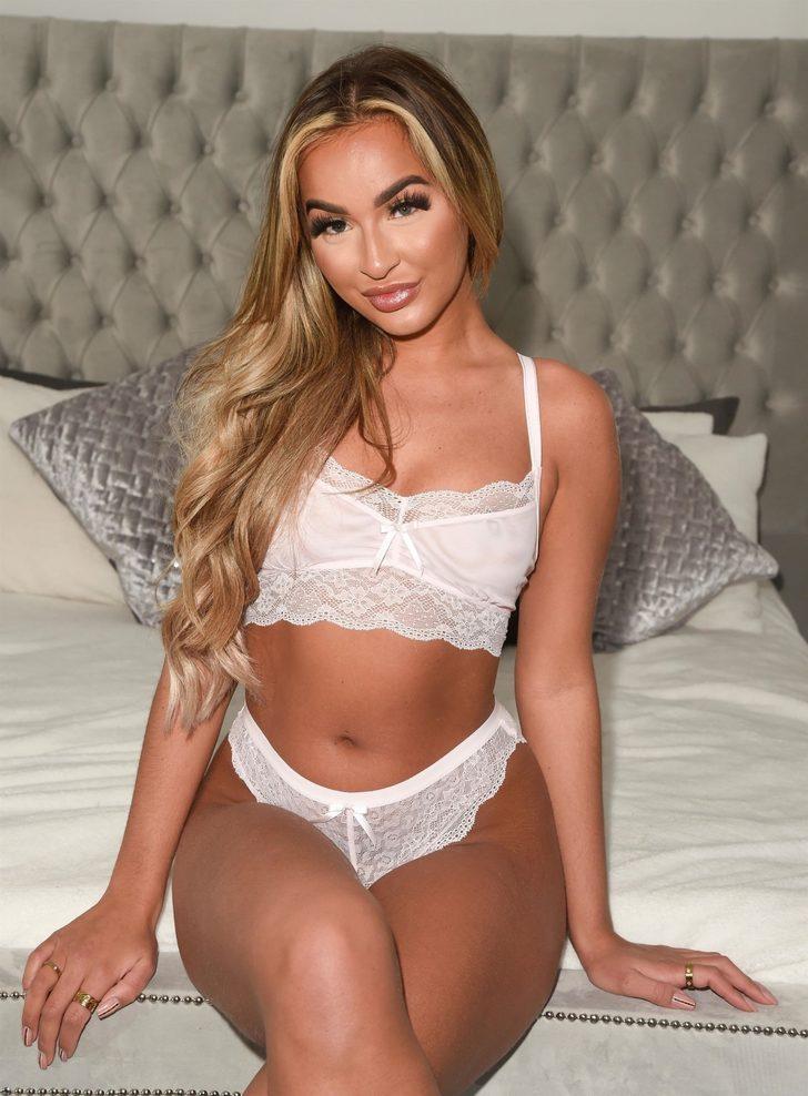 Holly Burns yatakta iç çamaşırlarıyla... G1