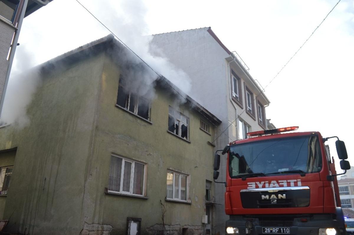 Eskişehir&rsquo;de sobadan &ccedil;ıkan yangında 2 &ccedil;ocuk yaralandı