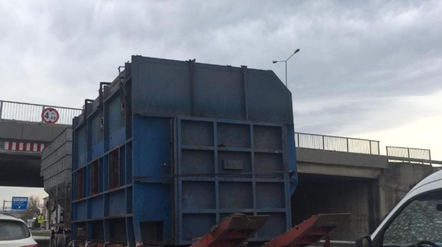 Y&uuml;ksekliği hesaplayamayan tır beton &uuml;st ge&ccedil;ide &ccedil;arptı