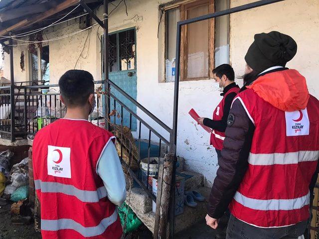 Hisarcık’ta Kızılay kıyma ve kavurma konservesi dağıttı