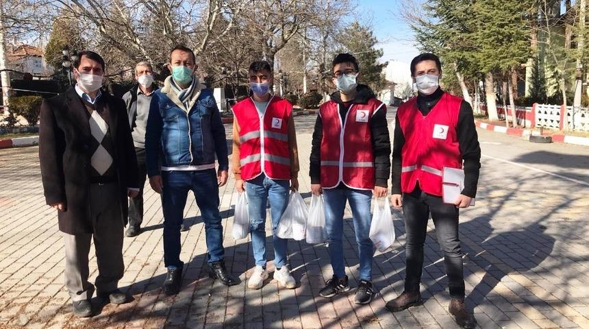 Hisarcık&rsquo;ta Kızılay kıyma ve kavurma konservesi dağıttı