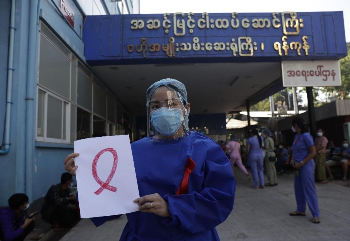 Myanmar&rsquo;da darbeye tepki g&ouml;steren sağlık &ccedil;alışanlarından kırmız kurdeleli grev