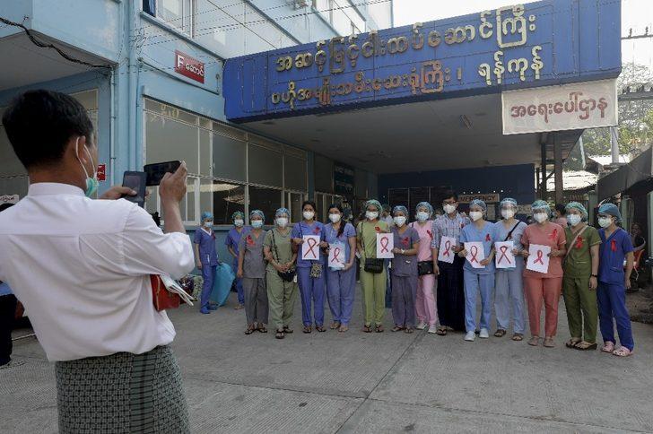 Myanmar’da darbeye tepki gösteren sağlık çalışanlarından kırmız kurdeleli grev G4
