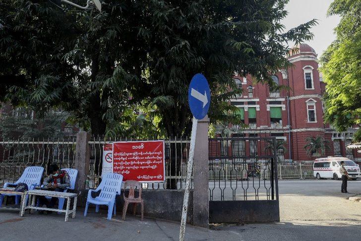 Myanmar’da darbeye tepki gösteren sağlık çalışanlarından kırmız kurdeleli grev G5