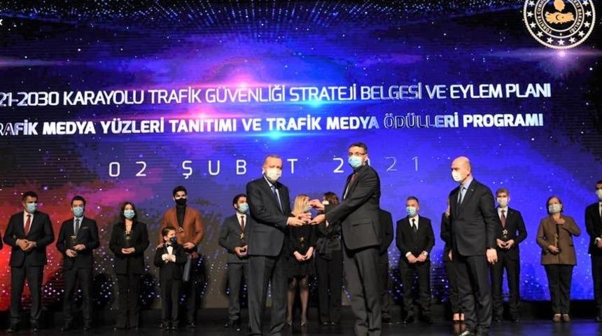 Vali Çelik’in ödülünü Cumhurbaşkanı Erdoğan verdi