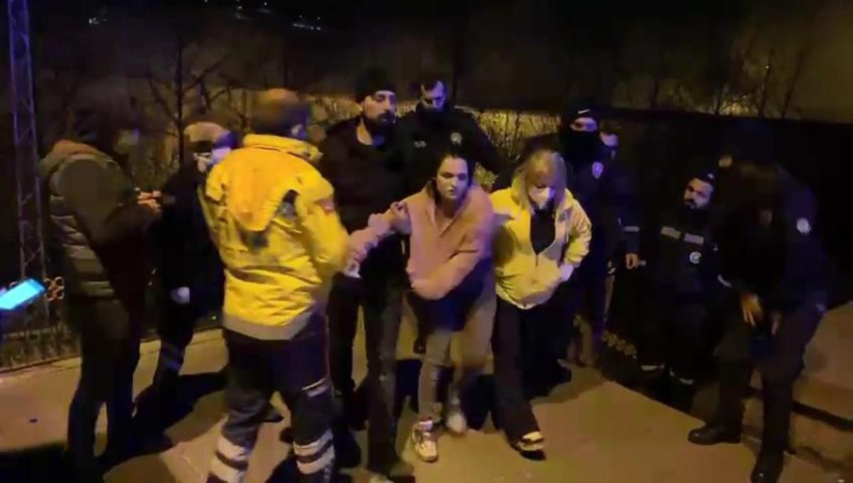 Kısıtlamada tarihi k&ouml;pr&uuml;de intihara kalkışan genci polis ikna etti