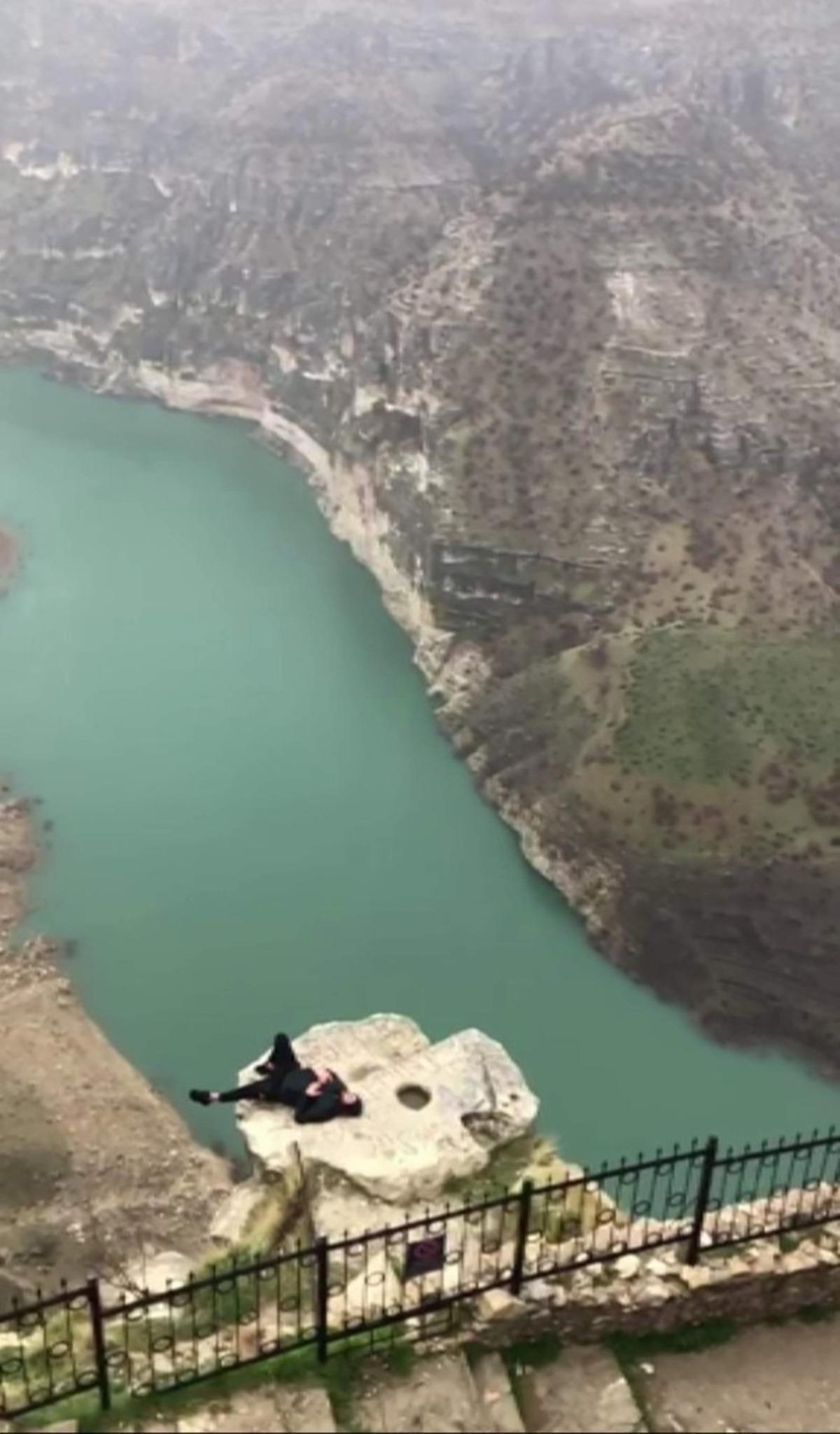 Fotoğraf &ccedil;ekmek uğruna canlarını hi&ccedil;e sayıyorlar