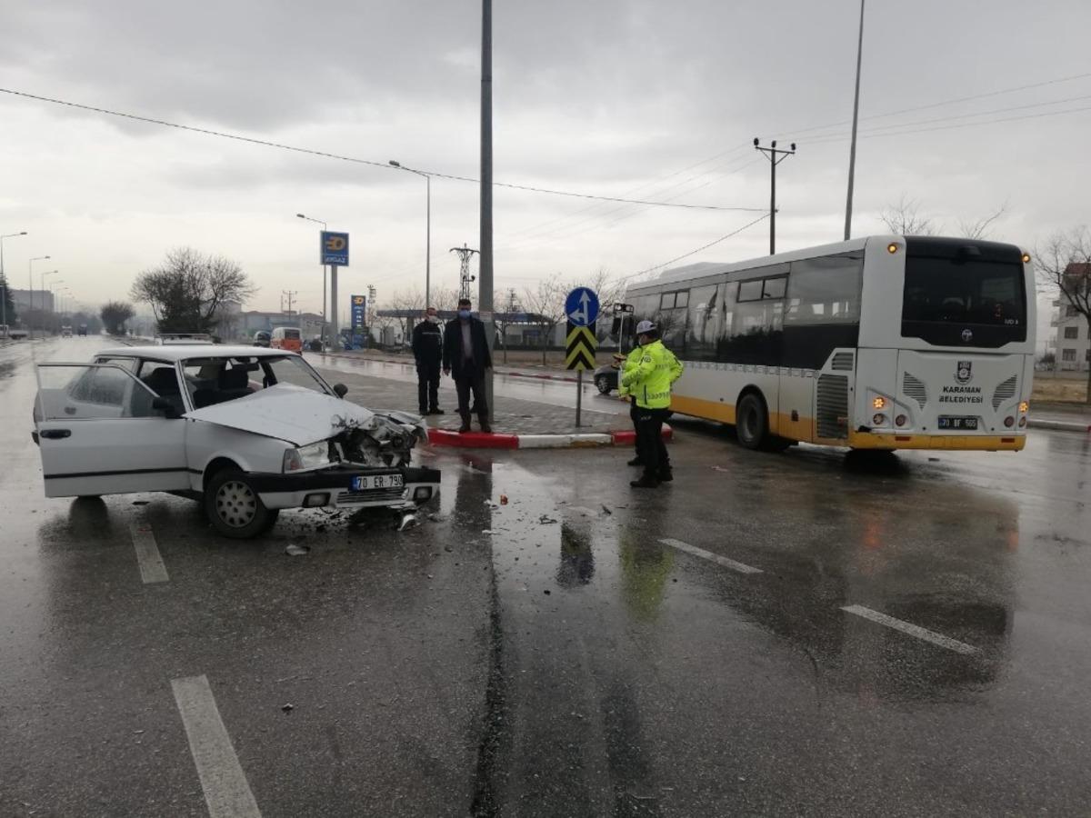 Otomobil belediye otob&uuml;s&uuml;ne &ccedil;arptı: 2 yaralı