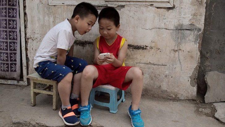 Çin'de çocukların okulda cep telefonu kullanması yasaklandı