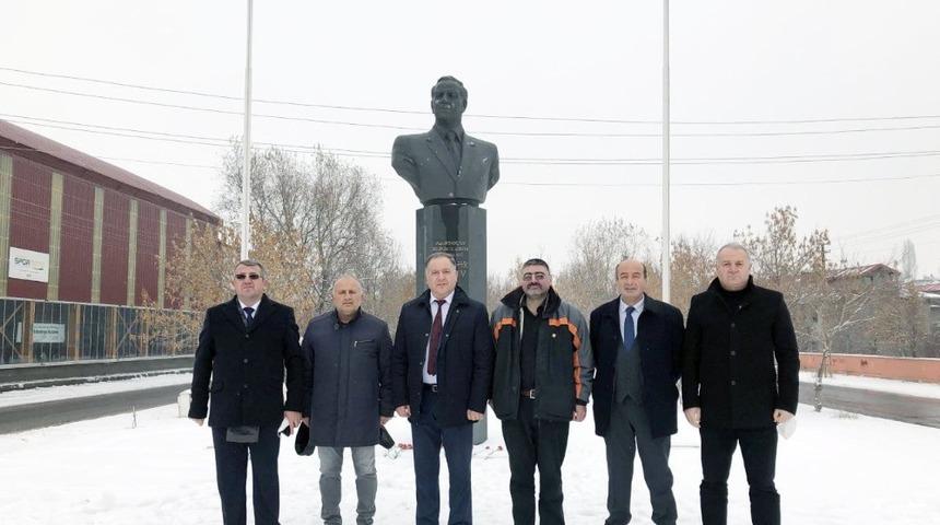 ASİMDER’den Aliyev’in anıtına ziyaret