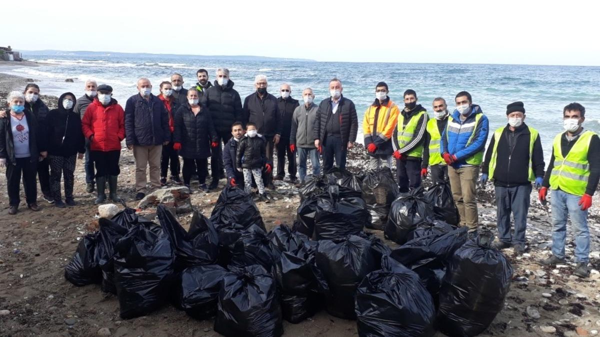 Belediye başkanı eldivenleri giydi, sahili &ccedil;&ouml;plerden temizledi