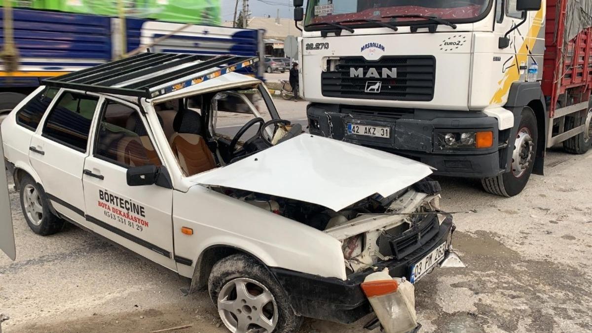 Tırın &ccedil;arptığı otomobilin s&uuml;r&uuml;klediği anlar g&uuml;venlik kamerasında
