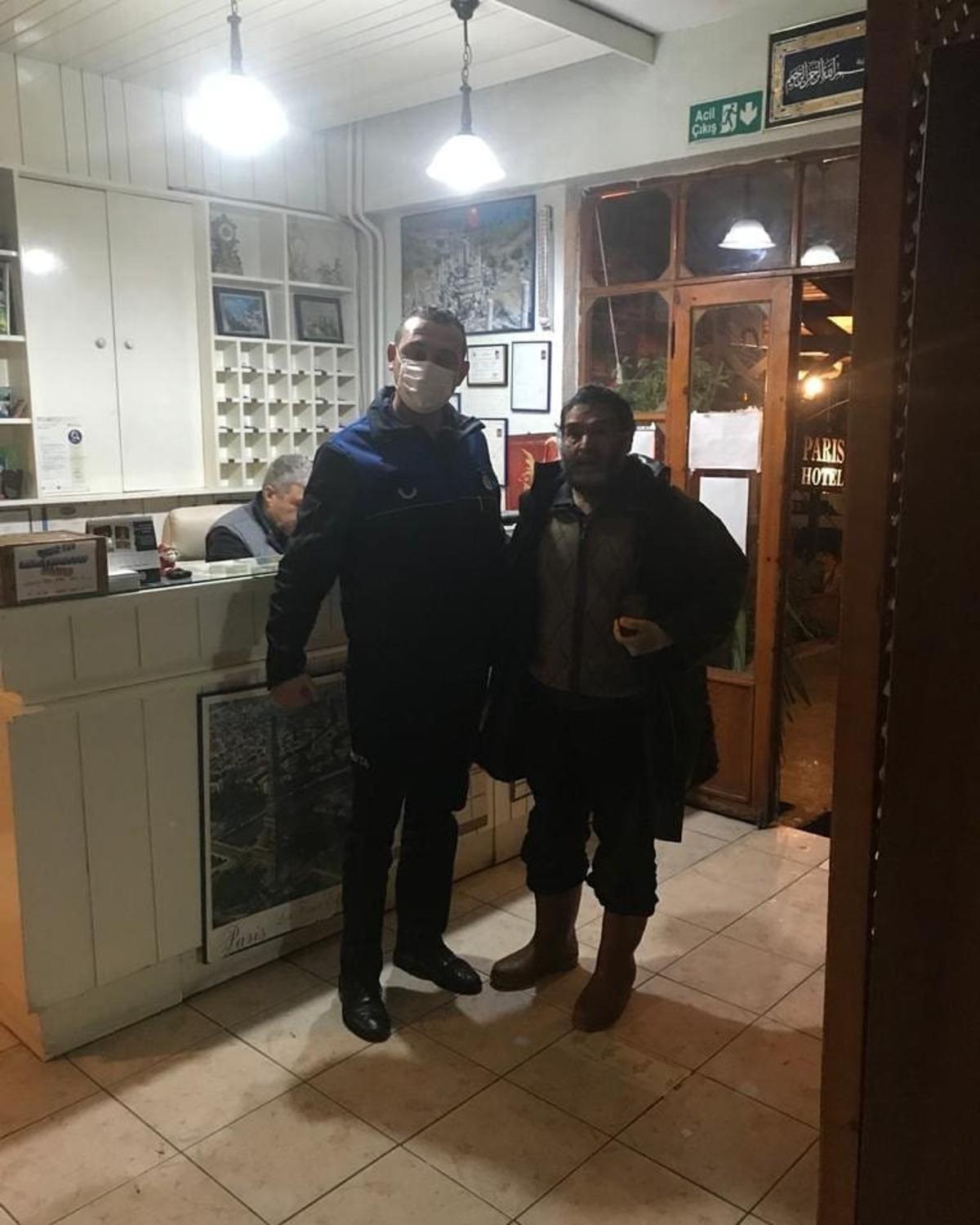 Şiddetli yağmurda &uuml;zerine poşet &ccedil;eken vatandaşa Sel&ccedil;uk Belediyesi el uzattı