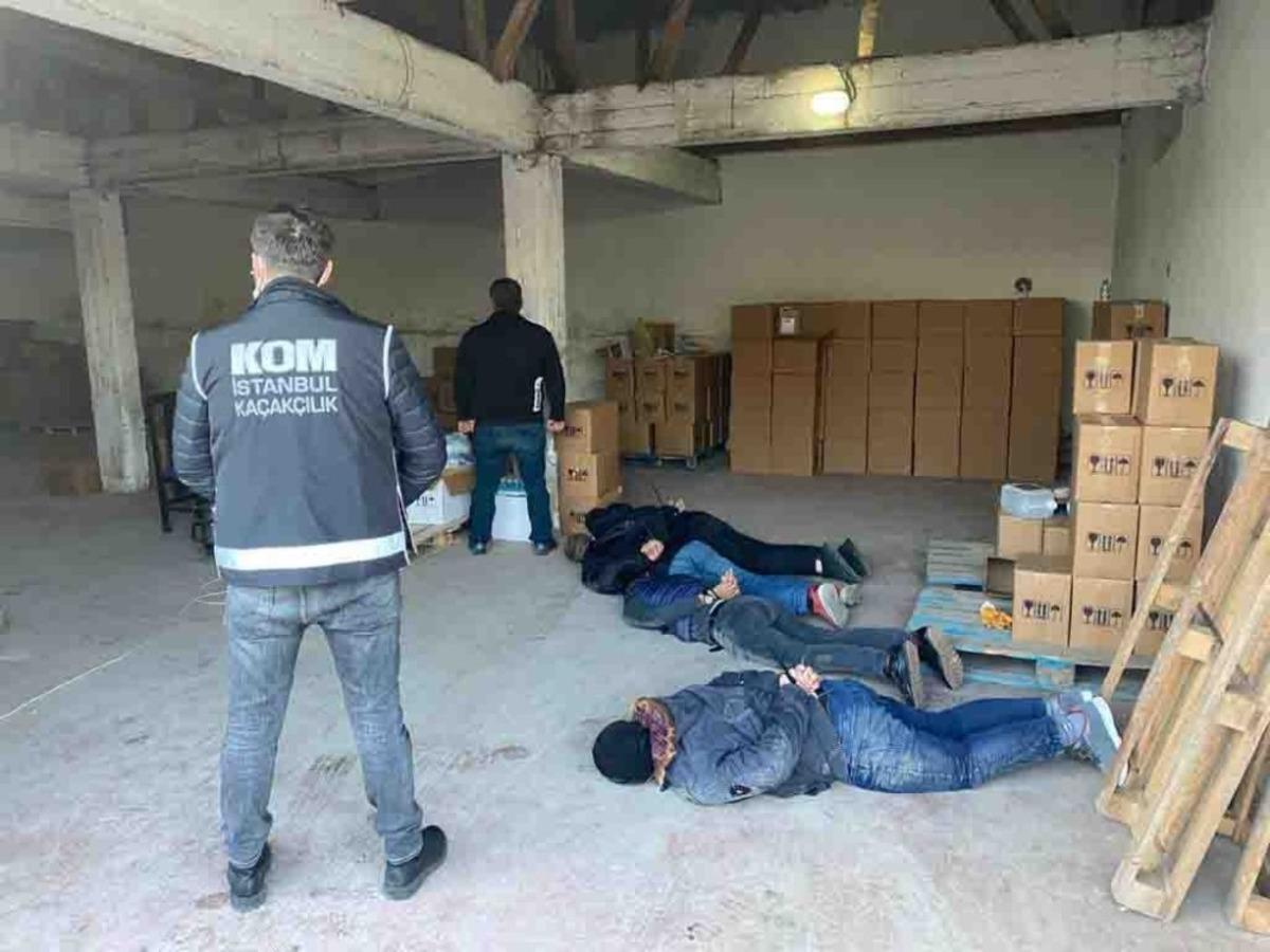 Ka&ccedil;ak alkolleri arabaya y&uuml;klerken su&ccedil;&uuml;st&uuml; yakalandılar