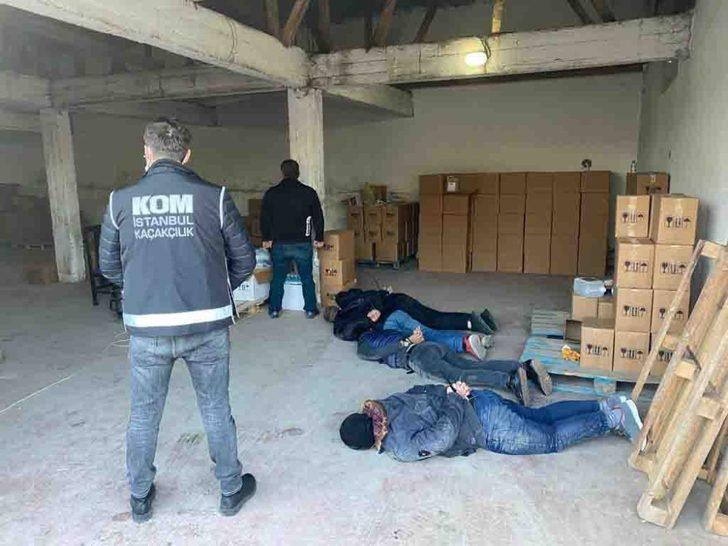 Kaçak alkolleri arabaya yüklerken suçüstü yakalandılar G1