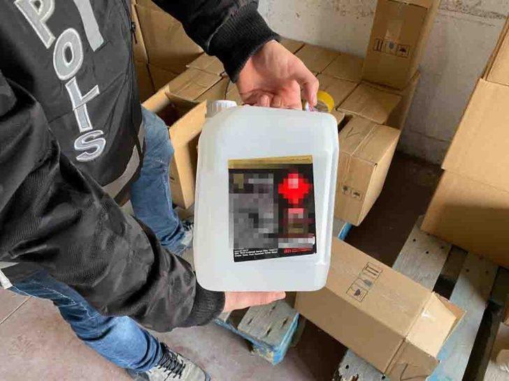 Kaçak alkolleri arabaya yüklerken suçüstü yakalandılar G3