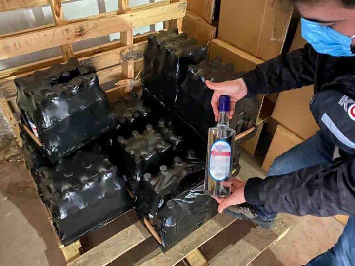 Kaçak alkolleri arabaya yüklerken suçüstü yakalandılar G4