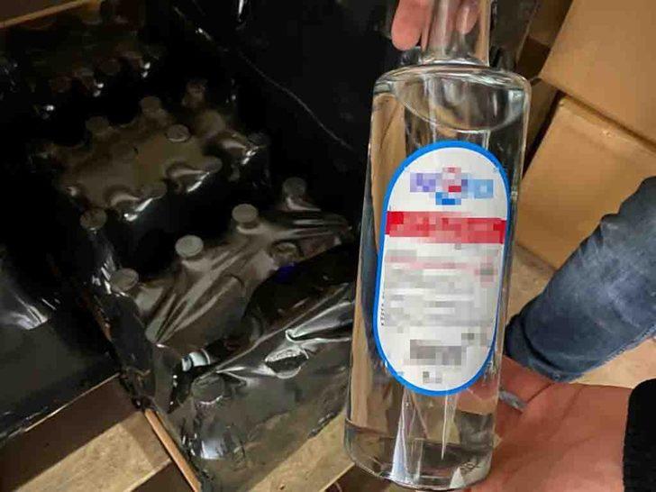 Kaçak alkolleri arabaya yüklerken suçüstü yakalandılar G5