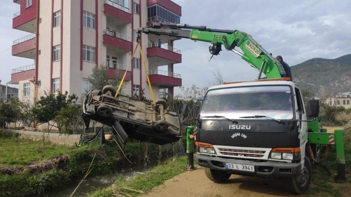 Otomobil su kanalına d&uuml;şt&uuml;, baba ile kızı yaralandı