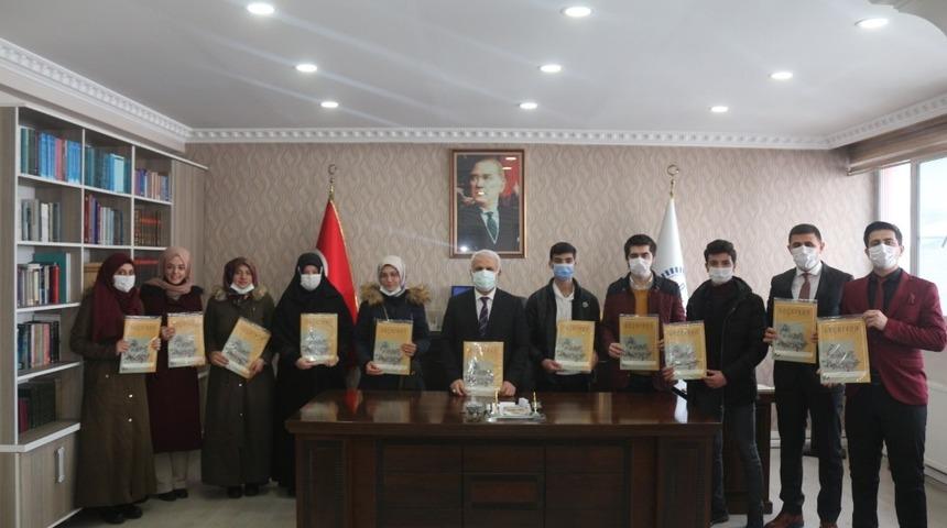 Müftü Topçu gençleri “Geçerken” dergisi aboneliğiyle ödüllendirdi