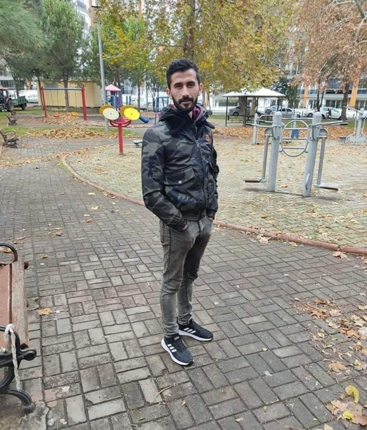 Arızalanan otomobili kurtarıcıya y&uuml;klemek isteyen 3 kişiye ara&ccedil; &ccedil;arptı: 2 &ouml;l&uuml;
