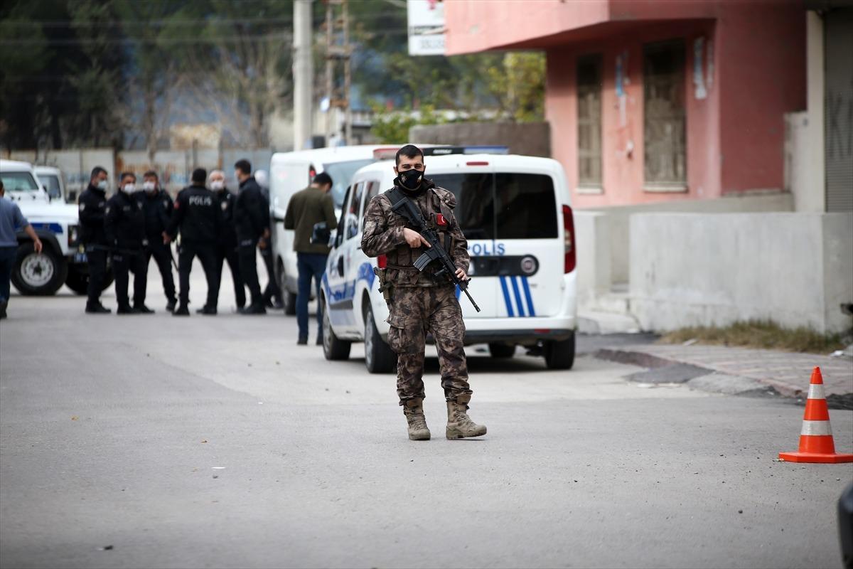 G&Uuml;NCELLEME - Adana'da silahlı kavgada aynı aileden 7 kişi yaralandı