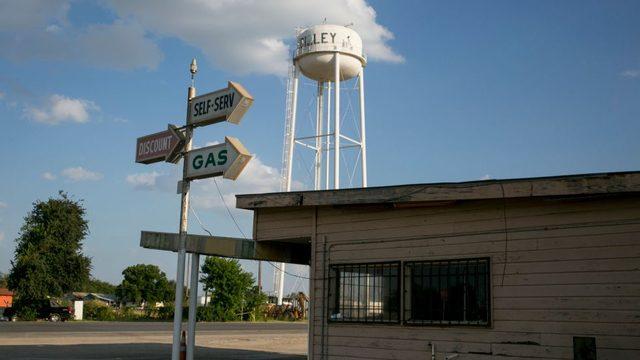 Texas'ın güneyinde, Meksika sınırına 2 saatten az bir mesafedeki Dilley kasabası