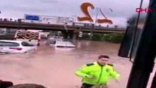 Beline kadar yükselen suya giren polis büyük takdir topladı