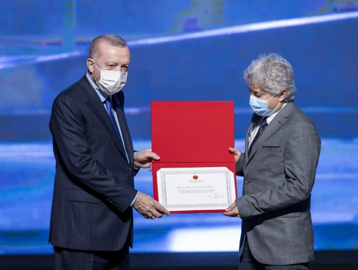 Cumhurbaşkanı Erdoğan&rsquo;dan Prof. Dr. &Ouml;mer &Ouml;zkan&rsquo;a &Ouml;d&uuml;l