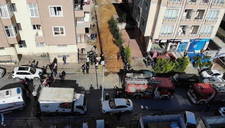 Ümraniye’de toprak altında kalan işçiyi kurtarma çalışmaları havadan görüntülendi G3