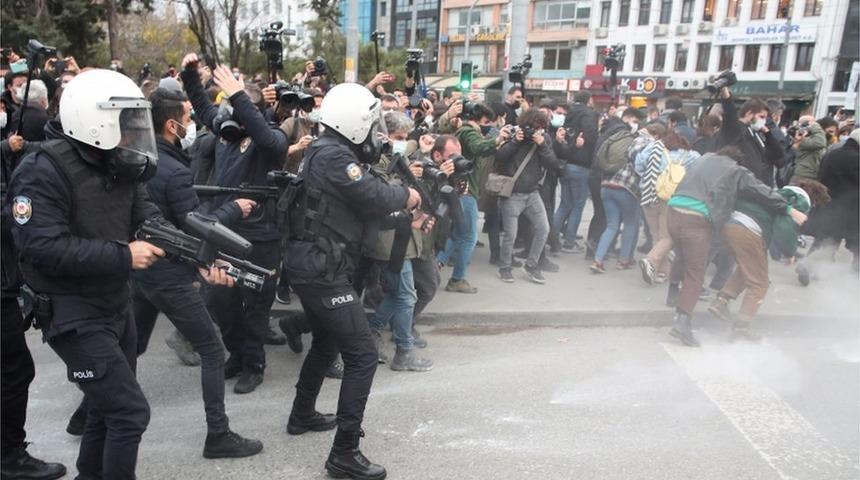 Boğaziçi protestoları dış basında: 'Yüzlerce öğrenci gözaltına alındı, polis şiddete başvurmakla suçlanıyor'