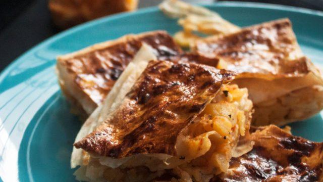 Patatesli tepsi börek: Yumuşacık olması sağlayan şey üstüne dökülen sosu ve pişmeden önce...