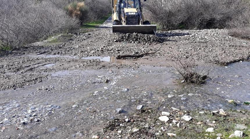 Söke Belediyesi Doğanbey deresine müdahale etti