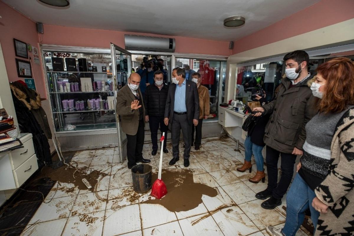 Başkan Soyer, selden zarar g&ouml;ren aileleri ve esnafı ziyaret etti