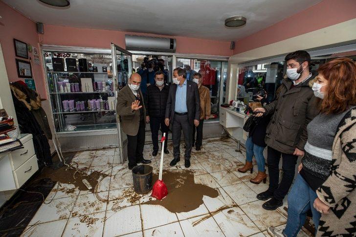 Başkan Soyer, selden zarar gören aileleri ve esnafı ziyaret etti G1