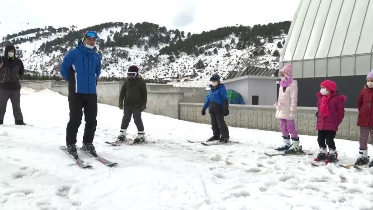 Isparta&rsquo;da 350 &ouml;ğrenci &uuml;cretsiz kayak &ouml;ğreniyor