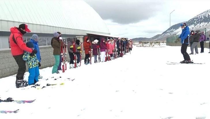 Isparta’da 350 öğrenci ücretsiz kayak öğreniyor G2