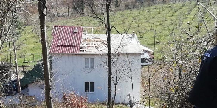 Rüzgardan çatısı uçan evlerde zarar tespit çalışmaları G2